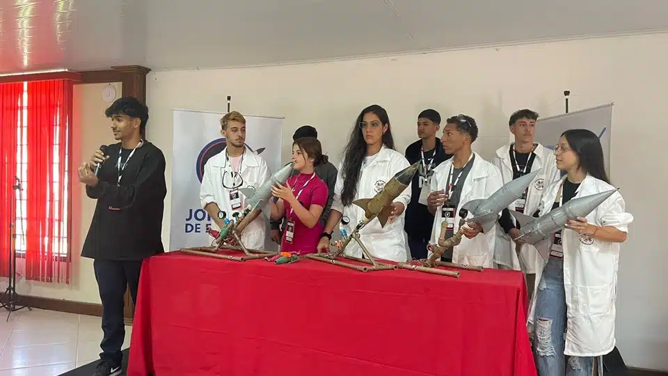Alunos de cCachoeiro foguete
