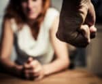 Quatro mulheres foram vítimas de feminicídio por dia no Brasil em 2023
