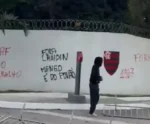 Torcedores do Flamengo picham muros do CT e protestam contra presidente
