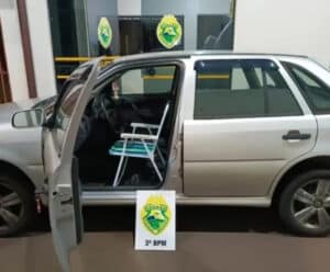 Homem é flagrado pela polícia dirigindo Gol em cadeira de praia gol-motorista-dirigindo-cadeira-praia