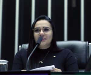 Deputada propõe isenção taxa de inscrição em concurso de quem adotar animais