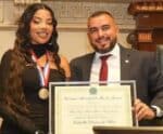 Ludmilla recebe medalha após iniciativa por doação de sangue