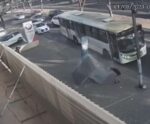 VÍDEO: Ponto de ônibus desaba e por pouco não atinge mulher