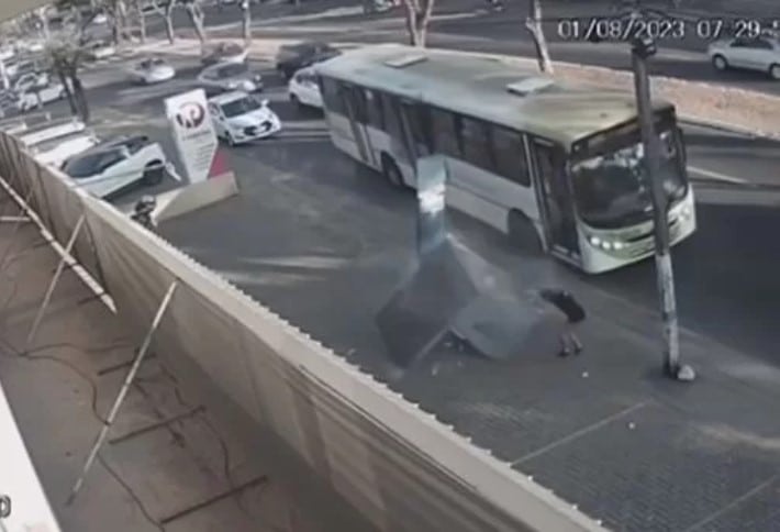 ponto de ônibus desaba e quase atinge mulher