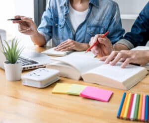Pais recorrem a tutores pedagógicos para facilitar na aprovação dos filhos