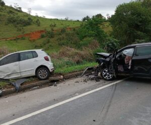 Acidente envolvendo cinco veículos fecha trânsito na BR-101 no ES Acidente 01