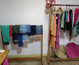 Projeto Mova-se: bazar com peças a partir de R$10 na Feira da Bondade Roupas coloridas em araras