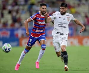 Corinthians é dominado, leva gol no fim e perde para o Fortaleza Jogadores disputando a bola