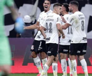 Renato Augusto quer que erros sirvam de lição ao Corinthians contra o Vasco Jogadores comemorando