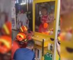 Criança fica presa dentro de máquina de ursinhos de pelúcia e é resgatada