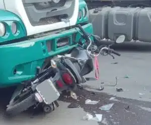 Motociclista fica ferido após bater de frente com carreta em Cachoeiro acidente Itaoca pedra