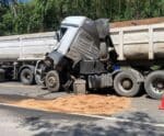 Pista fica interditada após batida entre duas carretas na BR 101