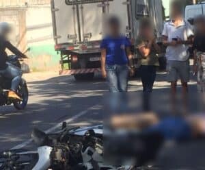Motociclista fica ferida após colidir com caminhão em Cachoeiro