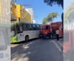 VÍDEO | Caminhão e ônibus colidem no centro de Cachoeiro
