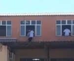 VÍDEO: alunos se arriscam em janela de escola em Cachoeiro