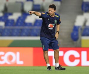 Gabriel Jesus desembarca em Belém e completa grupo de Fernando Diniz Fernando Diniz em seu primeiro treino
