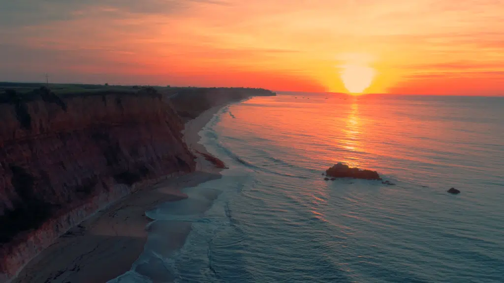 Nascer do sol nas falésias, em Marataízes