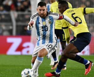 Messi é convocado para as Eliminatórias mesmo com dores musculares Jogador driblando