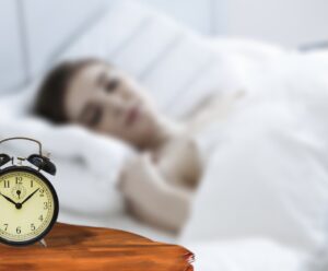 Ficar acordado até tarde eleva risco de doenças em quem tem sobrepeso Noite de sono