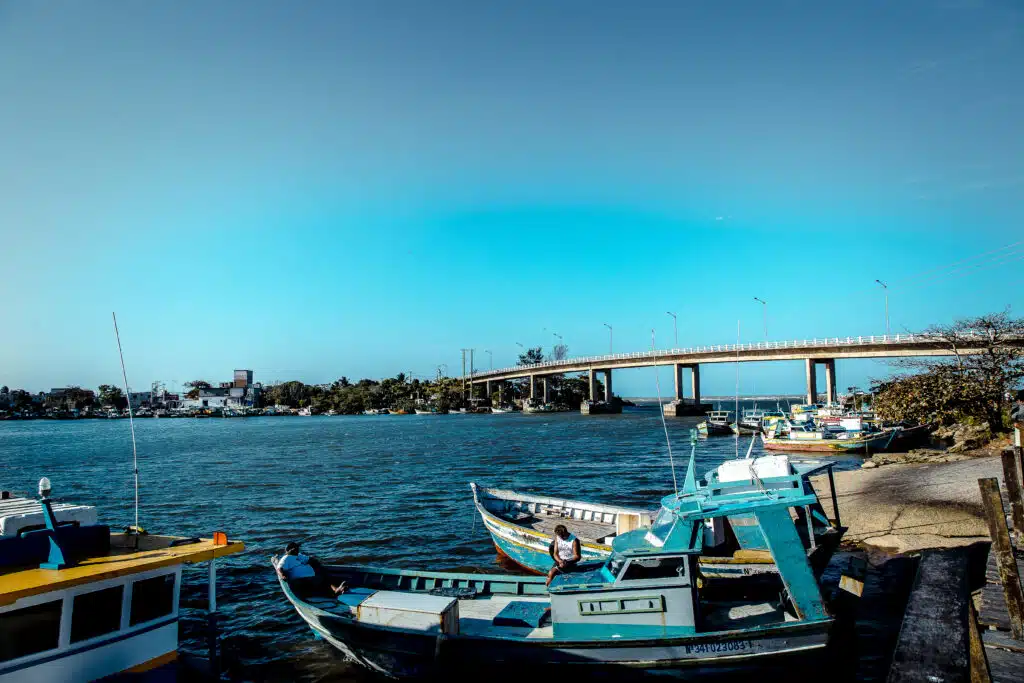 Barcos atracados no Porto da Barra, em Marataízes, a Pérola Sul Capixaba