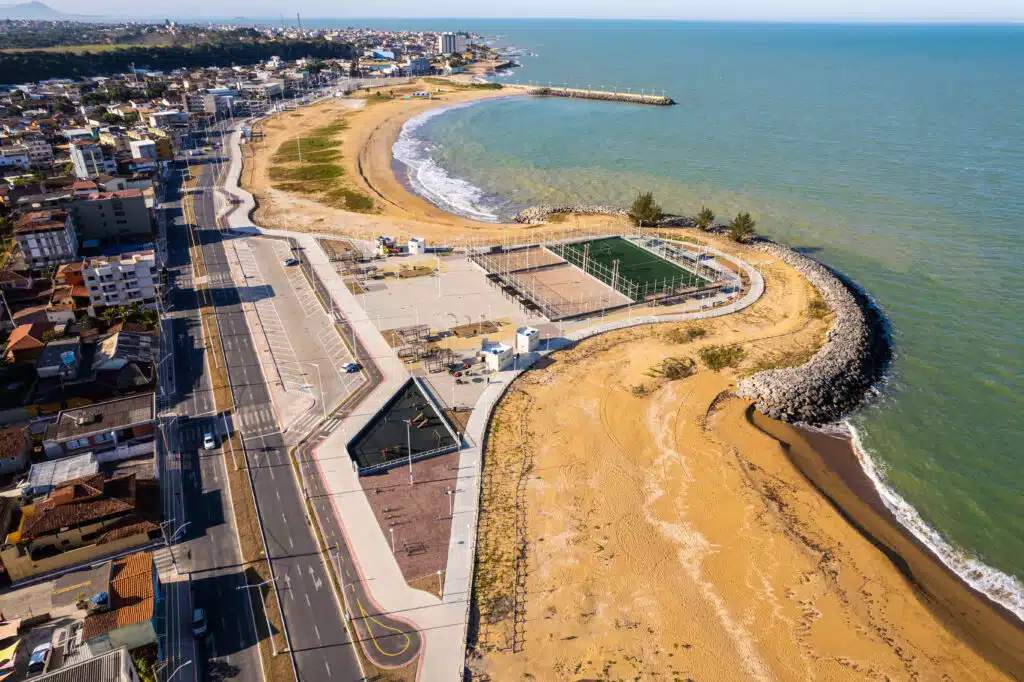 Praia Central de Marataízes na temporada de verão, a Pérola Sul Capixaba