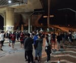 Torcida do Flamengo faz protesto em aeroporto, mas delegação evita contato