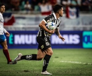 Santos joga bem, busca virada contra o Bahia e vence no Brasileirão Jogador comemorando