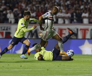 Eliminação do São Paulo tem choro de ídolo e defesa de James Rodríguez Jogadores disputando a bola