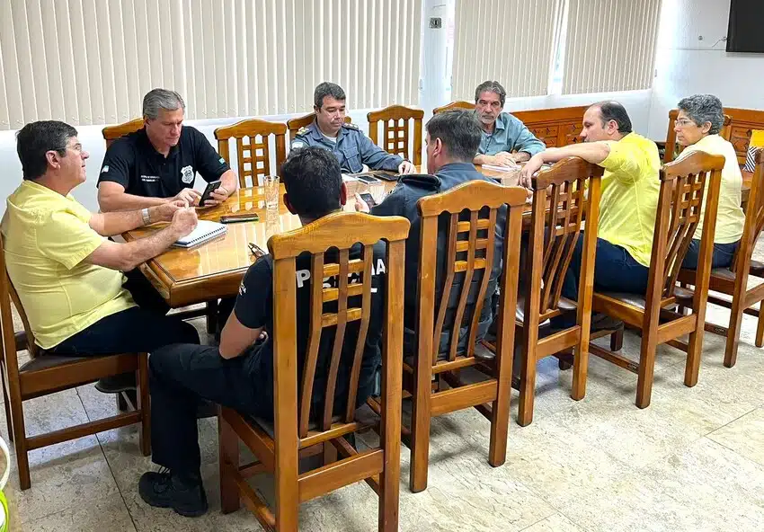 Foto mostra reunião no gabinete do prefeito com secretário para discutir segurança em Guaçuí