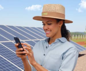 Sicredi recebe prêmio internacional por emissão de título sustentável Mulher mexendo no celular