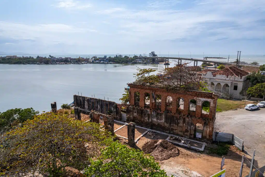Ruínas do trapiche, no Porto da Barra, em Marataízes