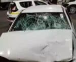 Homem invade estacionamento, atropela grupo e mulher morre