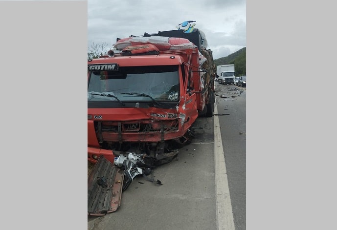 Grave Acidente Entre Carro E Caminhão Deixa Um Morto Em Rodovia Do ES ...