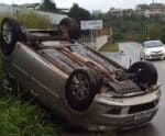 Duas pessoas feridas em capotamento na Rodovia do Frade em Cachoeiro