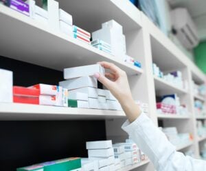 Cinco farmácias estão de plantão neste domingo (4) em Cachoeiro; confira vista-da-mao-do-farmaceutico-tirando-a-caixa-de-remedios-da-prateleira-da-farmacia