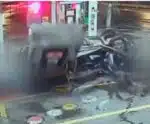 Carro atinge tanques de gasolina e deixa mortos e feridos