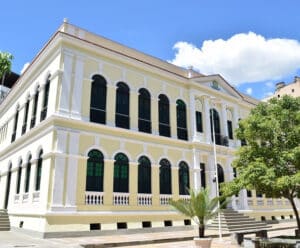 Estagiários da Prefeitura de Cachoeiro terão bônus de R$ 1 mil