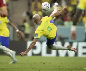 Matheus Cunha elogia Richarlison e exalta disputa por vaga na seleção Jogador dando voleio