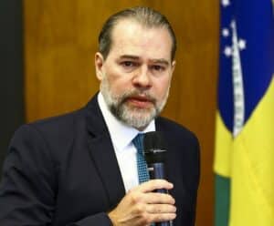 ‘Armação’: ministro aponta erro jurídico grave na prisão de Lula