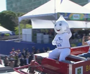 Mascote Zé Gotinha é o mais aplaudido no desfile de 7 de setembro em Brasília