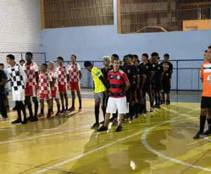 Copa das Favelas quer dar visibilidade a jovens talentos em Cachoeiro Jogadores enfileirados