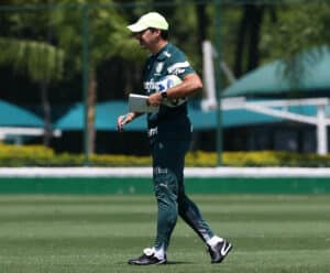O técnico Abel Ferreira, da SE Palmeiras, durante treinamento, na Academia de Futebol