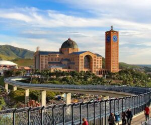 Aparecida espera 330 mil romeiros no feriado da padroeira