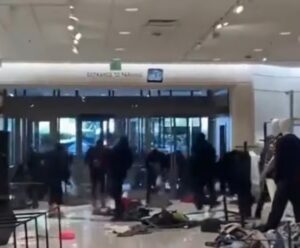 Onda de assaltos ‘flashmobs’ se espalha nos EUA, com roubos em lojas famosas