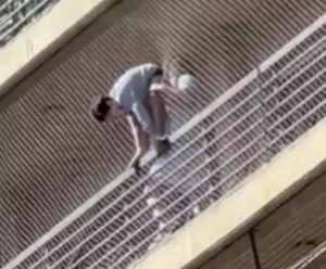Menino de 11 anos fica preso do lado de fora de sacada no oitavo andar