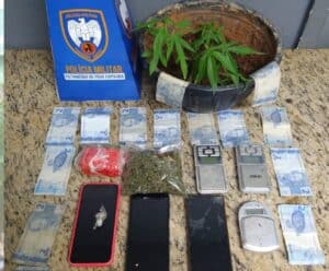 PM prende casal com drogas e pés de maconha em Cachoeiro PM prende casal com drogas