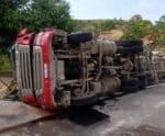Caminhão que transportava cimento tomba na ES 164, em Cachoeiro