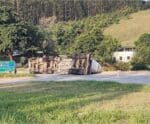 No mesmo lugar: caminhão que tombou nesta sexta (6) continua no local