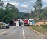 VÍDEO | Motorista perde controle de carreta e tomba na BR-262 em Ibatiba