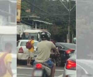 Veículos batem e vão parar em cima de canteiro em avenida de Cachoeiro